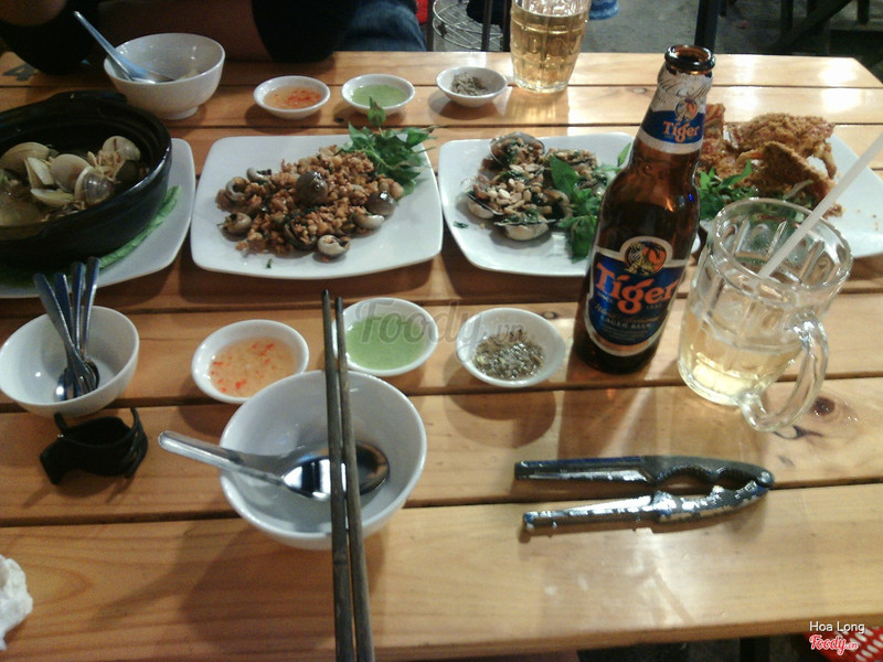 Toàn cảnh bàn ăn đây