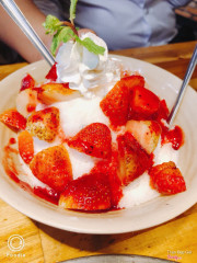 Strawberry bingsu. Dâu đông lạnh, răng nhạy cảm ko nên gọi hihi