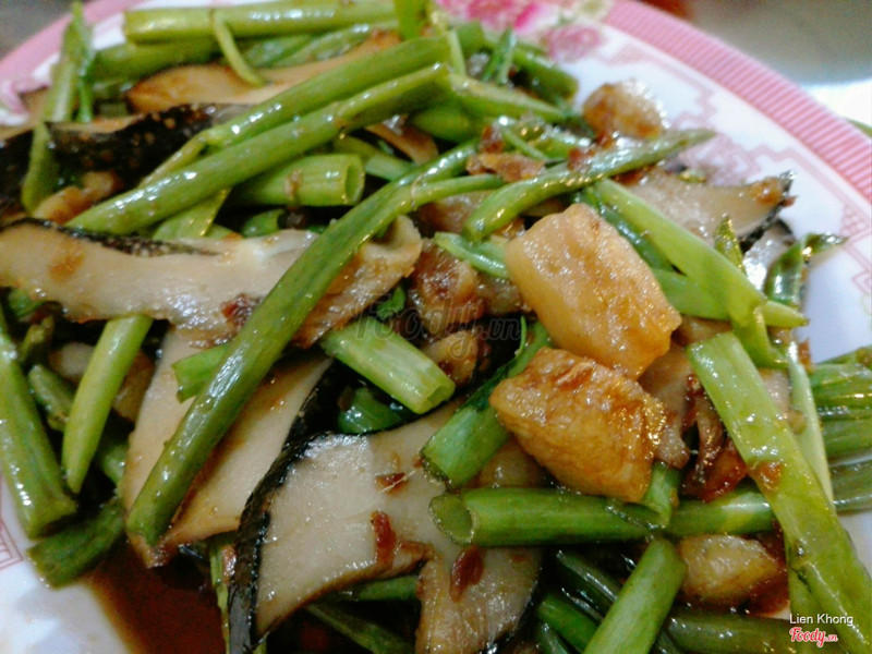 Ốc giác xào rau muống