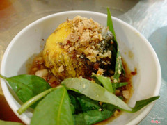 Hột vịt lộn xào me