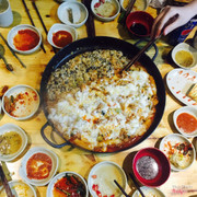 Chảo gà xào đối với mình là tạm ổn ngon nhất của quán rồi😂 hơi mỡ+ chất lượng k đều,mình gọi 2 chảo thì chảo nhạt chảo vừa🤔 tok to dẻo k ngấm gia vị mấy,đc cái phần cơm kim chi kia ngon👍🏼 set nướng ít,thịt ngon nhưng đồ chấm kèo k hiểu là cái thứ gì luôn,k ngon k hợp 1 tí tẹo nào😂 quán ngay mặt đường nên dễ tìm,k chú trọng trang trí gì nhiều nên k sống ảo đc😁 đc cái gần chỗ làm thôi😼 Nhưng tóm lại là sẽ kgb quay lại. Thích ăn đồ hàn sẽ ra Halson,PApa's chicken😘