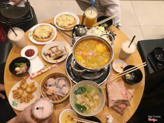 lẩu thái ăn không được bằng các món mình hay ăn. Nhưng vì đc ăn nh món cùng lúc thì cũng ok. Ưng nhất chắc là quán bán há cảo Ngonn