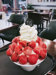 Một trong những quán bingsu khá nổi tiếng trên Hà Nội giờ đã mở ở Hải Phòng. Đây sẽ là điểm đến dành cho bạn troẻ nào muốn hạ nhiệt trong mấy ngày trời nóng muốn bốc hoả. Quán chỉ có 1 tầng thôi nhưng bù lại không gian rất là rộng, nhân viên thì xinh trai đẹp gái )))) Giá 1 bát size nhỏ thì dao động khoảng tầm 70-90, size to 100-120, nước thì từ 40-60, không phải rẻ nhưng cũng không quá đắt. Bạn nào mà muốn tiết kiệm thì đi 2 người gọi size to vì mình thấy size to ở đây phải gấp 2, 3 lần size bé mà giá thì chỉ gấp rưỡi thôi. Mình mới chỉ thử pingsu Monster, Xoài và Dưa Hấu. Monster thì topping có bánh ốc quế chocolate, bánh oreo, vụn chocolate(?), và bỏng caramel. Còn với bingsu xoài và dưa hấu ăn ngọt vừa, không bị ngọt sắc, lớp đá bào mịn khi ăn có vị và mùi thơm của sữa tươi. Một điểm cộng là hoa quả ở đây siêu nhiều luôn, đầy ụ bên ngoài xong bên trong còn một lớp hoa quả nữa 😘😘😘Thế nên mấy hôm trời nóng đến đây đúng là số dzách dồi ))))