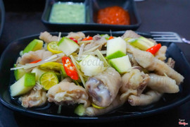 Chân gà ngâm sả ớt chấm nước chấm ớt xanh tự xay