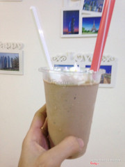 Cafe cốt dừa ở Su Mi vị béo béo của cốt dừa, với cafe thơm thơm rất ngon.