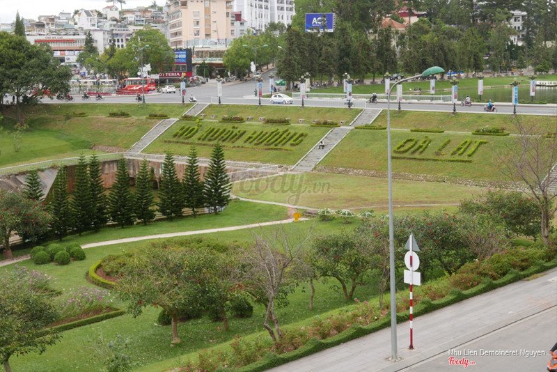 View rất đẹp xuống Hồ Xuân Hương từ phòng.