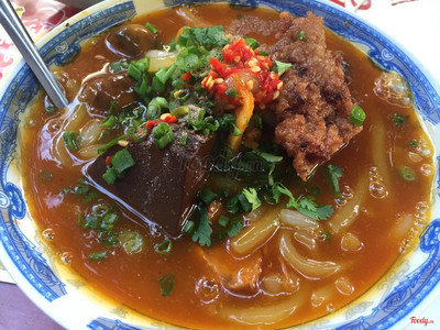 Bánh canh chả và giò heo