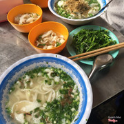 Bánh canh cá sẽ có thêm rau đắng ăn kèm