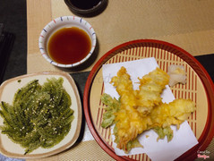 Tempura tôm tươi, dai sật sật. Vỏ giòn.