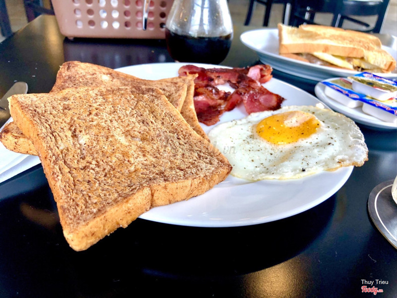 French toast với bacon và trứng ốp la. 