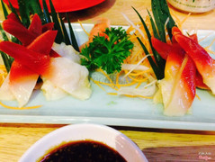 Shashimi sò đỏ, sò đỏ giòn rất tươi, ăn cùng rừng chấm nước tương cùng mù tạt là tê tái