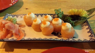 sushi cá hồi sốt mayone trứng tôm