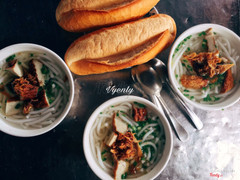 [ BÁNH CANH ĐƯỜNG RAY ] - Quán em nằm gần đường ray xe lửa. Chả cá dày, nước mắm ăn cùng khá là ngon. Có lẻ ở đây Cô làm chả cá siêu sạch. Nên chất lượng chả cá nó khác ở các quán khác.