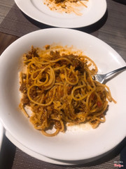 Mỳ ý bò bằm hơi nhiều nên ăn thoải mái. Sớt ra miếng rồi vẫn đầy như đây