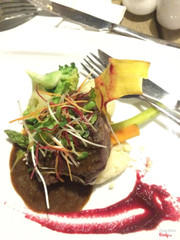 Bò Úc rip eye nhồi nấu xào nướng, kèm khoai tây nghiền