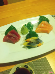 Sashimi 9m gồm cá ngừ, cá hồi, cá trích ép trứng. 