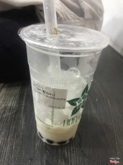 Mình thích uống trà sữa ở đây. Hôm nay lại được nhân viên giới thiệu trân châu đường đen bự bự to to hơn nhai dai dai cực thích luôn. Hút cạn ly vẫn không hết luôn :)) . Có thử thách nhỏ là uống hút vừa luôn hạt trân châu. :))..