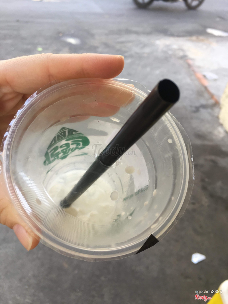 Ly nước cắm đúng lỗ có ống hút