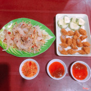 quán nằm trong hẻm nhưng rất đáng để thử nha. Hầu như món nào cũng ngon, mình thích nhất là chân gà rút xương ở đây, nước chấm vừa miệng, chân gà thấm và giòn. Giá cả vừa túi tiền, cô chủ cực kì thân thiện. Nói chung là hài lòng