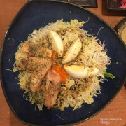 Salad cá hồi nướng tái ngon tuyệt, à, nếu có thêm rong biển chắc sẽ tuyệt hơn.