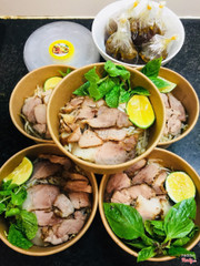 Xuất sắc!👍🏻 rất ít khi review n vẫn phải lên tiếng vì quá ngon và đầy đặn, cao lầu chuẩn đét vị Hội An, từ chanh ớt cg thơm nức phố Hội chứ k lẫn đc,thịt mềm,vừa miệng,nhiều cái zòn zòn (mình cg k b tả nó là bánh đa hay j n mà ngon dã man🤣)Giá cao lầu thì hợp lý,n nước ép thì ko vì quá rẻ vs quy định😍 uống đậm đặc ngon,k như các chỗ khác loãng toàn nc với đá là chính😂😂😂 5⭐️😍