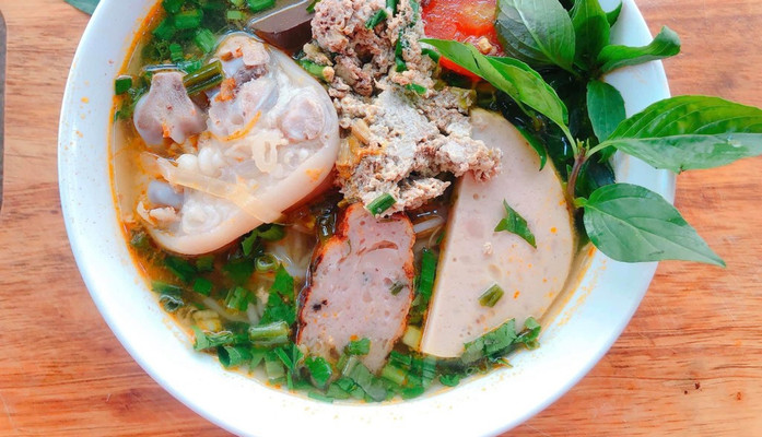 Bún Riêu Cua Đồng Cô 5 - Bún Thịt Xào Chả Giò