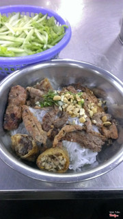 Bún thịt nướng Hải Đăng, 18k/1 tô to như cái thau, giá rẻ nên nhiều người đến ăn. Mình ăn thấy thịt nướng ướp vừa vặn, nước chấm và các thức dùng kèm ngon. So với mức giá thì đây là lựa chọn hợp lý