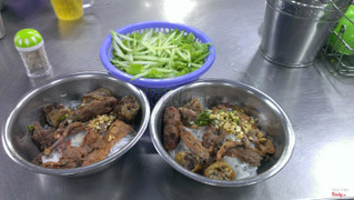 Gấu mèo ăn 2 tô to như thế này là no lặc lè luôn. Đây là tô đầy đủ: gồm bún, thịt nướng, nem, chả giò chiên