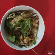 Món bún thịt nướng này được coi là khá nổi tiếng. Hương vị đậm đà, thịt nướng ngon- ngọt, nước chan vào bún khá đậm đà. Giá 20k- 1 tô