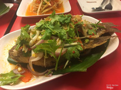 Cá chiên giòn và salad Thái