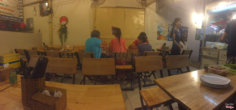 Mình chụp padorama nhưng ngại quá nên lia máy ảnh khá nhanh, thành ra ảnh bị lỗi chỗ tóc của bé gái áo hồng.