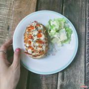 Khoai tây đút lò 2 loại phô mai cùng bacon và salad kèm sôt phô mai tươi 
25.000 - 30.000 