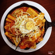 Tokbokki phô mai, cay cay, bùi bùi béo ngậy của phô mai phủ bên trên. Ngon Ngon Ngon