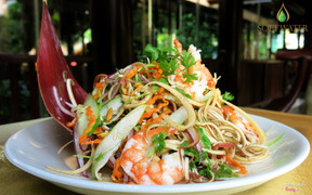 Salad mi chuối tôm, ngon đậm đà