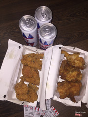 Mình order combo 184k. Gà thì ỉu, mềm, không giòn. Pepsi thì không phải pepsi tươi lại không có đá. Tương ớt thì như tương cà. Điểm cộng là shipper nhanh nhẹn, thân thiện. Mong quán sẽ rút kinh nghiệm :) trời nóng mà chẳng có đá thì uống làm gì ?