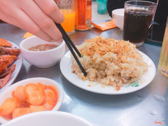 Xôi gà. Có vẻ hợp túi tiền nhất 30k/ đĩa. Nhưng xôi thơm có vịt nữa ăn kèm ở trong rất ngon. Nên thử ^^