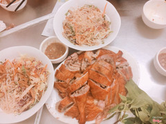 Vịt quay 1 con và bún vịt ^^ tất cả đều ngon, vừa vị, vịt thơm thịt mềm tẩm ướp vừa đủ, nước chấm hơi mặn 1 chút đó là ý kiến riêng của mình thôi