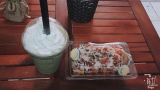 Bánh mì nướng muối ớt và matcha takeaway