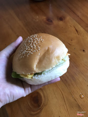 Hamburger trứng 15k kèm 1 miếng chesse to oạch
