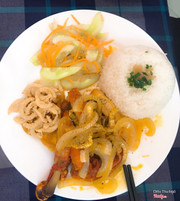 Cơm gà xối mắm - 40k ( thềm bì/trứng - 5k)