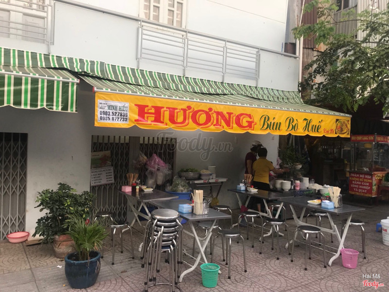 Lâu rồi mới ghé lại cô ăn. Vẫn ngon tuyệt như mọi lần. Mà cô mới dời địa chỉ sang hướng từ phan văn hân sang bờ kè, cách chỗ cũ tầm 20m à. Bạn nào đi ăn thì để ý bên phải là thấy.