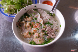 bún quậy tôm chả cá