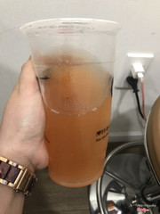 Giao tới là 1 ly trà không có 1 trái gì bên trong
