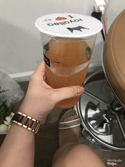 Giao tới là 1 ly trà không 