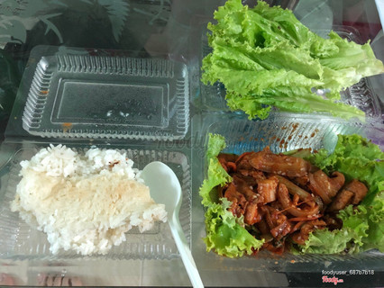 Cơm thịt ba chỉ Han Cook. Ngon có rau canh đầy đủ nhưng cho phần cơm bé tí tẹo như này không đủ nhét kẻ răng. Bạn nào ăn nhiều cân nhắc nhé :) 