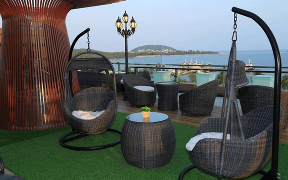 PH Rooftop Bar & Lounge