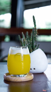 Thức uống ổn nhưng ít sự lựa chọn. So vs giá chung thì thuộc tóp trên. Chắc nhắm đến khách du lịch. Đặc biệt trang trí không gian đẹp, kính hoàn toàn. Mùa đông thì ok chứ chưa biết mùa hè nắng quá sẽ như nào