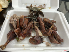 Thịt bở và bột, nặng mùi hôi của vịt, không có bánh mì, nước sốt thì bỏ tủ lạnh không phải sốt nóng. Tóm lại là dở tệ 