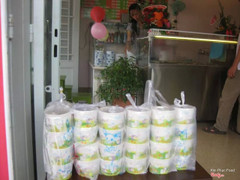 có hộp giấy mang về