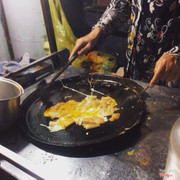 Bột chiênnnnnn❤️ được nghe giới thiệu nhiều quá mà bh mới đc thưởng thức😆 ngon ngon thơm thơm ngậy ngậy vì trong này nấu gì ngta cũng rất hay dùng nước cốt dừa😍 đầu tiên là chiên hành r cho bột lên khi nào hơi vàng vàng rồi thì ngta đập trứng vô. Ăn kèm vs đu đủ nạo hay sao í k nhớ lắm để cho bớt ngấy😢 ngon nhất là khi ăn nóng vì lúc đó bột vẫn còn giòn ở lớp ngoài mềm ở bên tronggg😋 vs cái giá 20k thì quá là nhiều quá là ngon quá là no😘